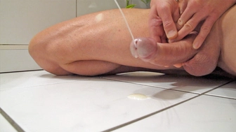 Morgenlatte mit Frenulumstimulation abspritzen lassen
