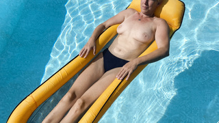 Christina oben ohne im Pool