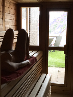 Meine Frau in der Sauna scheinbar unbeobachtet…