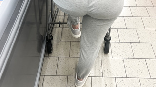 Teen beim einkaufen