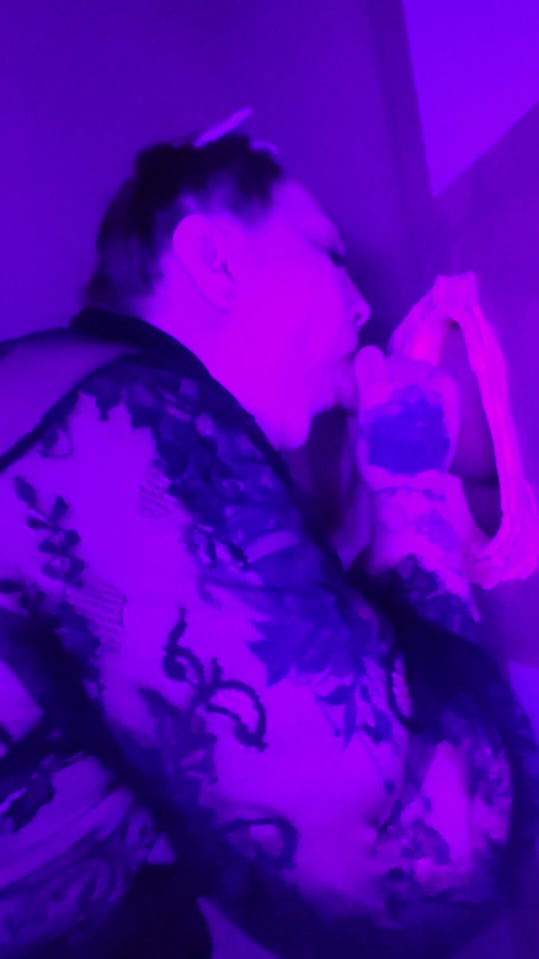 Notgeil XL Schwanz am Glory Hole gelutscht