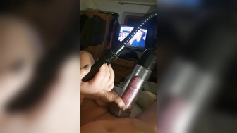 Freundin spielt mit der Penispumpe