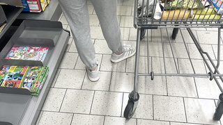Teen beim einkaufen