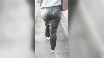 Teen in Latex Jeans Teil 2