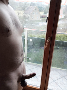 Nackt vor dem Fenster und Nachbarn