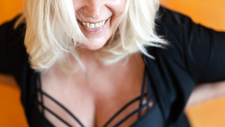 Reife Blondine mit großen Brüsten