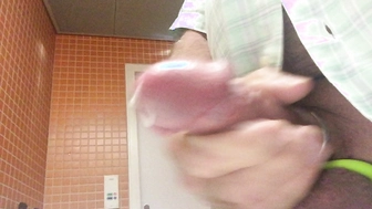 Geiles Wichsen und abspritzen am WC