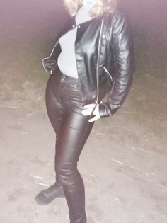 Frau in Leder