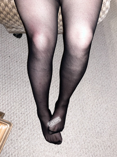 Meine Füsse in schwarzer Strumpfhose
