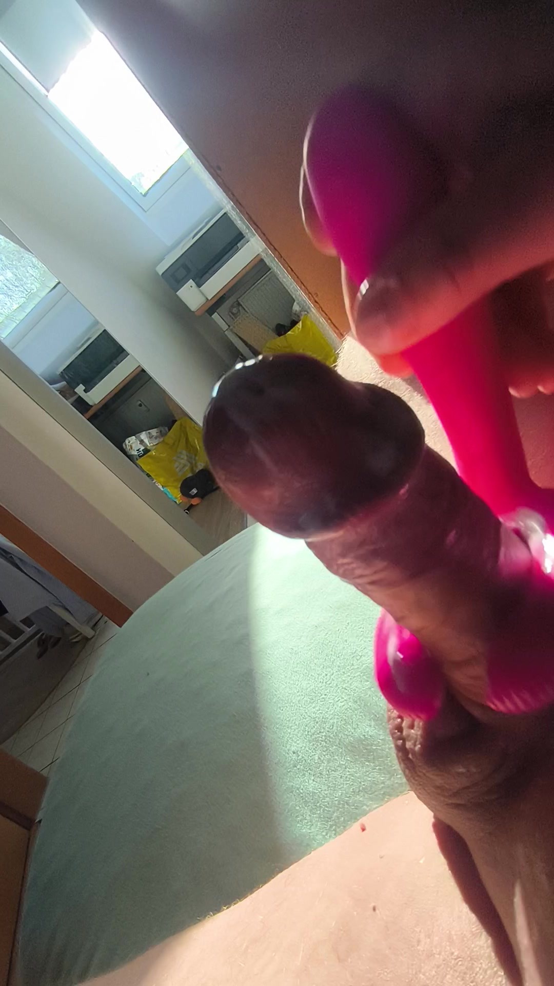Rasierter Penis genießt das Sonnenbad im Frühling