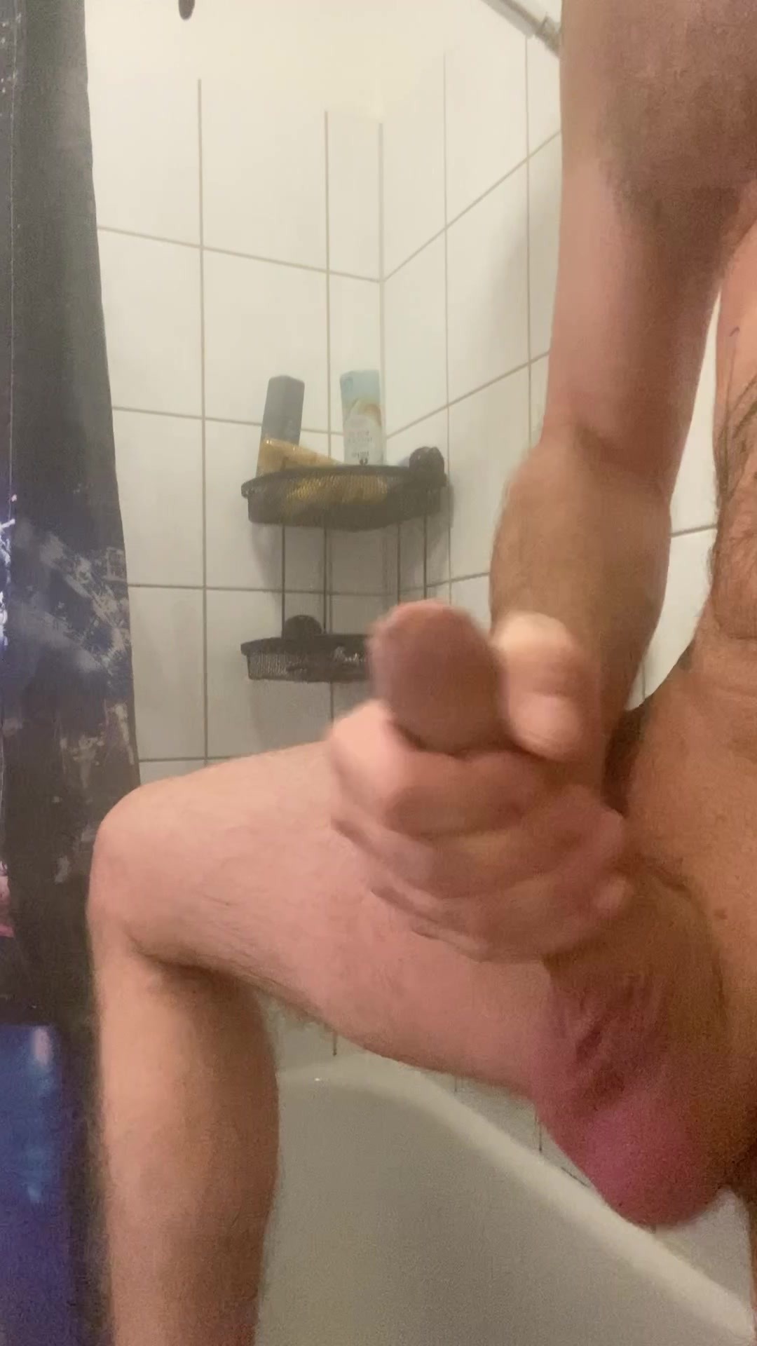 Schön am wichsen im bad