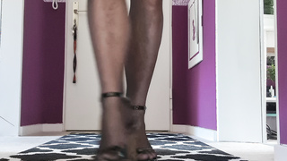 Erste Schritte im Kleid der Frau mit Peniskäfig
