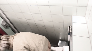Bekante auf der Toilette aufgenommen