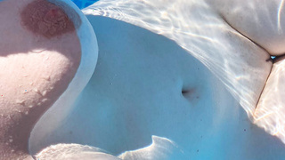 Nackt Baden Im Pool