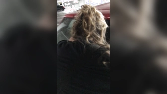 MILF lässt sich im Parkhaus vor Zuschauern fremd ficken