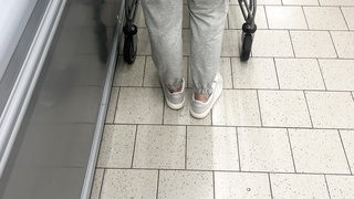 Teen beim einkaufen