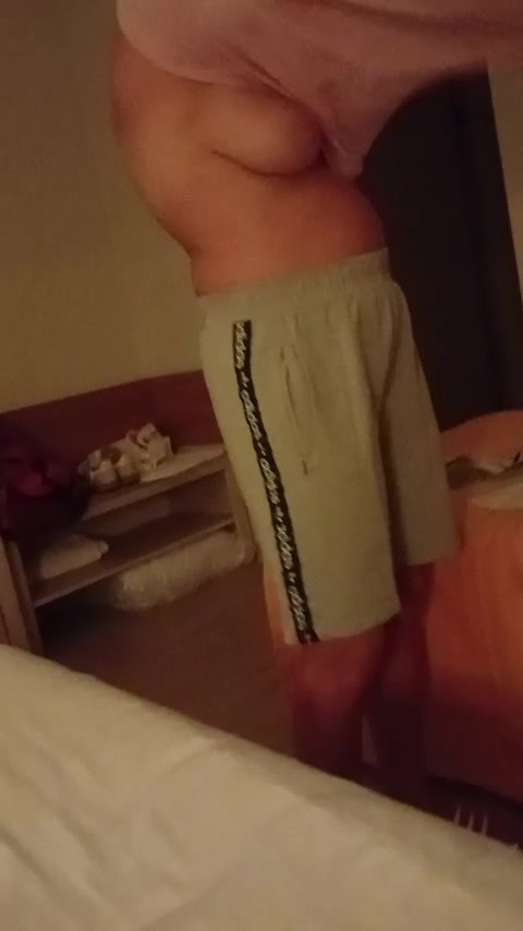 Beim Bikini anziehen gefilmt