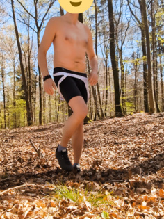 Nun wirklich der Striptease im Wald...