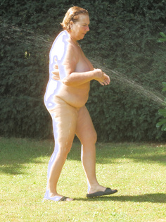 Nackt unter dem Wassersprenger