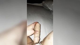 Ein wenig mit dem Dildo spielen