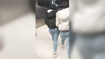 Zwei geile Knackärsche in engen Jeans
