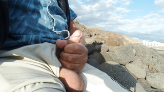 In der Sonne am Strand spazieren