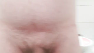 Nackt im Badezimmer wieder