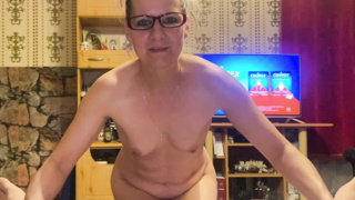 Nackte Ungarin mit Brille
