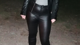Frau in Leder