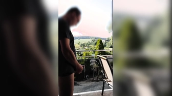 Mit Autos im Hintergrund auf dem Balkon wixxxen
