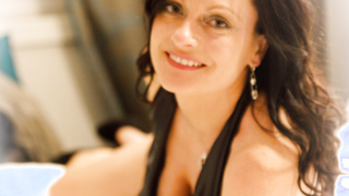 Heiße süße MILF mit Dekolleté und tollen Brüsten