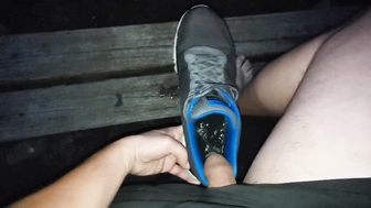 Ein abendlicher Piss-Spaziergang im Wald