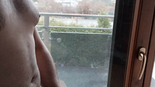 Nackt vor dem Fenster und Nachbarn