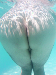 Nackt im Pool