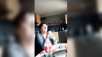 Penis flashen in der Küche