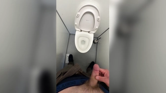 Nach der Wanderung  in der Toilette einen Runter holen