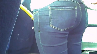 Teen mit prallem Jeans Arsch