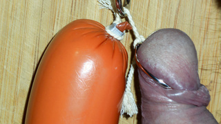 Wurst am Haken und im Brötchen