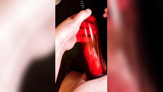 Schwanz mit Kondom gepumpt und mit Dilator bearbeitet bis zum spritzen