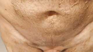 Rasierter Penis in der Badewanne
