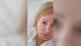 Das kleine Schweinchen masturbiert und zeigt sich dabei