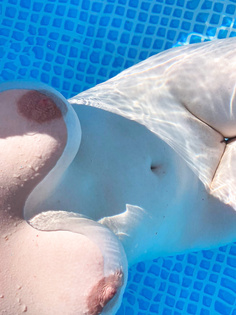 Nackt Baden Im Pool