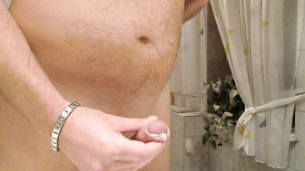 Wichsen im Badezimmer