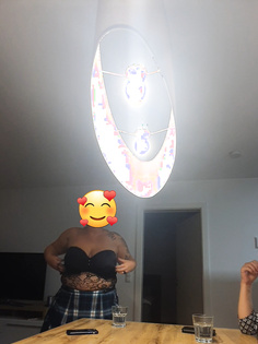Betrunkene Freundin meiner Frau zeigt uns die neuen Piercing
