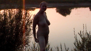 Junge Möpse am See