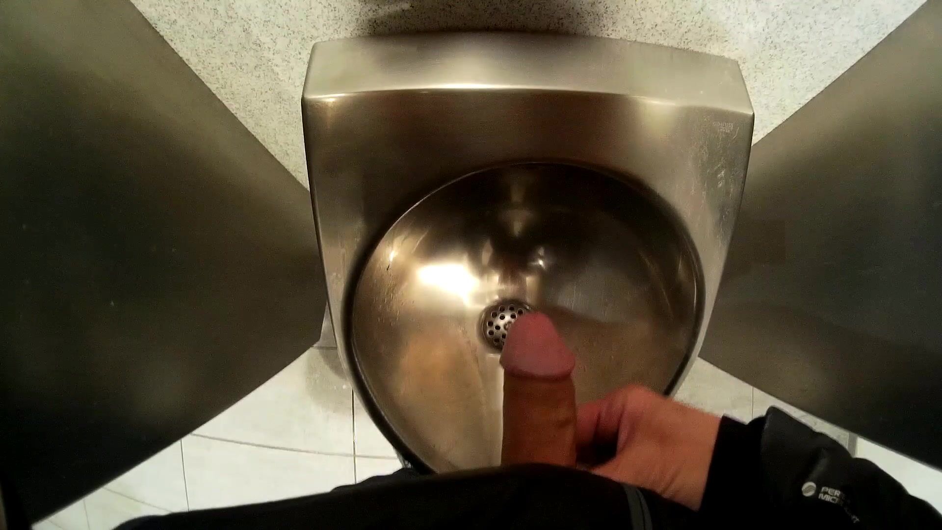 Wichsen im öffentlichen WC