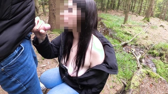 Heißes Spiel mit dem geilen Schwanz im Wald 4K