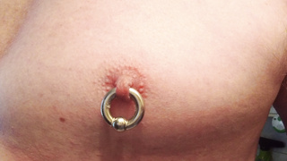 Schwere Piercing Ringe durch die Zitzen