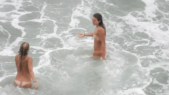 Junge Mädchen baden nackt im Meer