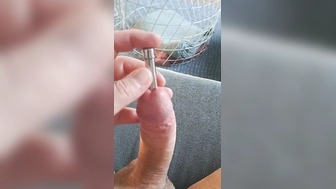 Plug im Schwanz schön gedehnt